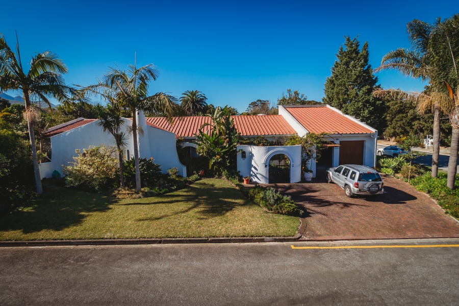 4 Bedroom Property for Sale in Glen Barrie Western Cape